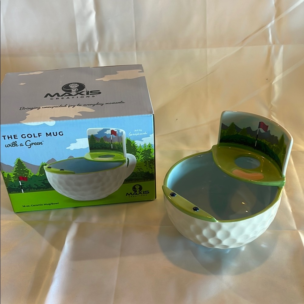 Maxis Creations  Golf Mug with Green and Scorecard.  New in box.